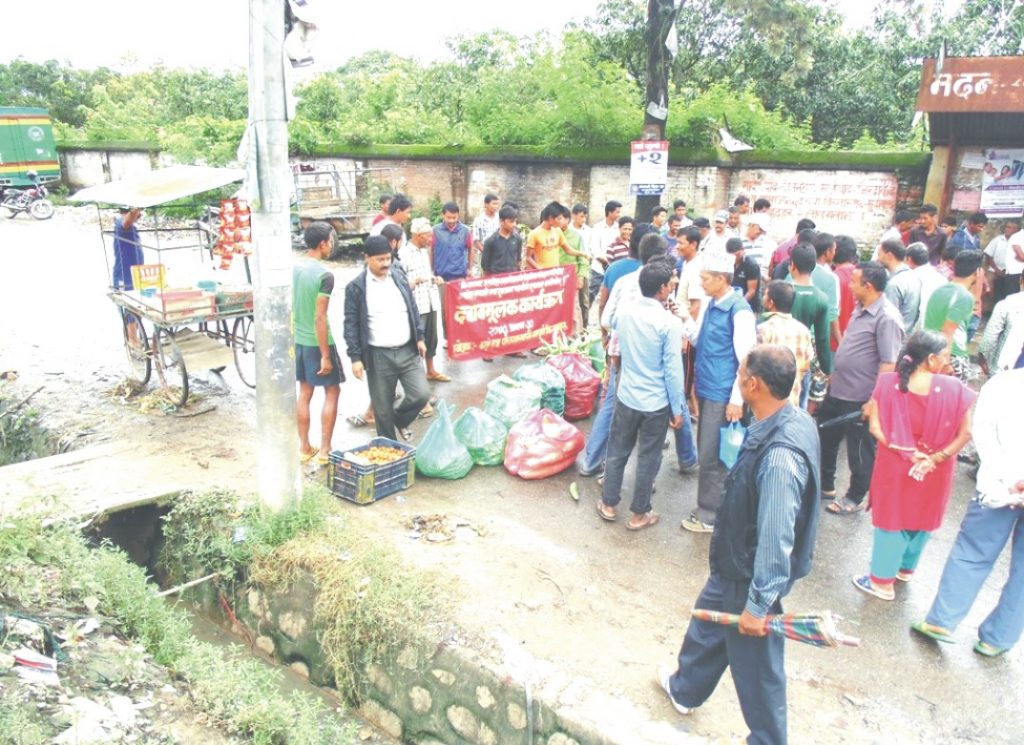 कृषकद्वारा चारघण्टा राजमार्ग अवरोध