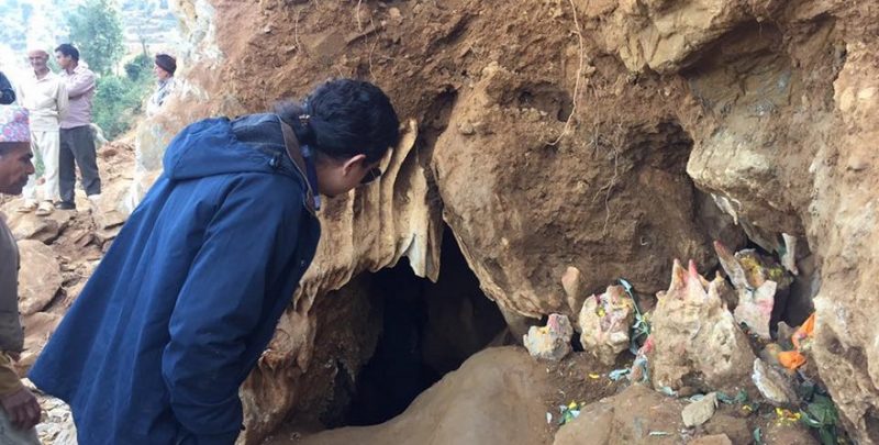 काभ्रेको मण्डनदेउपुर १२ ज्याम्दीमा भेटिएको गुफा हेर्न ओडारमा पुगेका स्थानियहरु