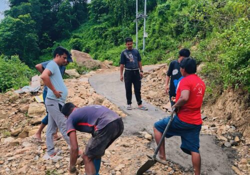 खानीखोलाका गाउँपालिकाका युवाहरुको सक्रियतामा बल्देव उकालाे ढलानकाे काम सम्पन्न