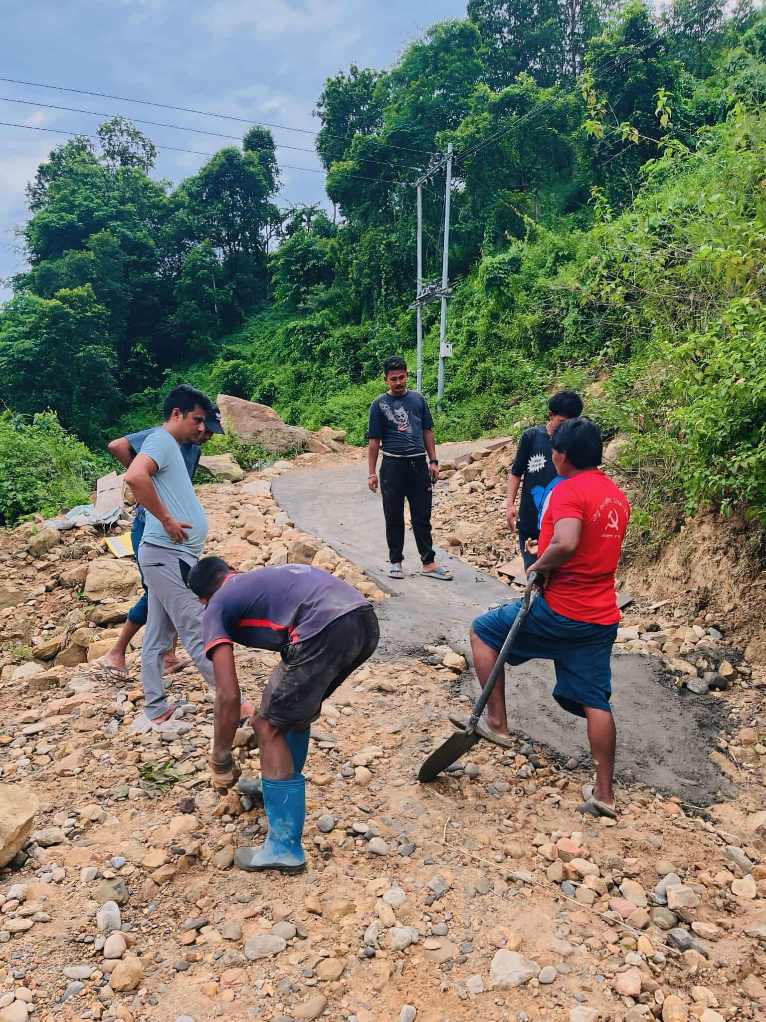खानीखोलाका गाउँपालिकाका युवाहरुको सक्रियतामा बल्देव उकालाे ढलानकाे काम सम्पन्न