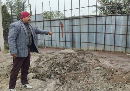 कारखानाले खोला नालामा बगाउदै आएको प्रदुषित पानी थुन्ने स्थानिय युवाको चेतावनी