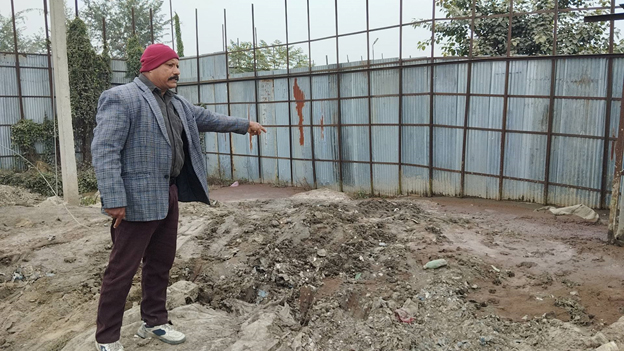 कारखानाले खोला नालामा बगाउदै आएको प्रदुषित पानी थुन्ने स्थानिय युवाको चेतावनी