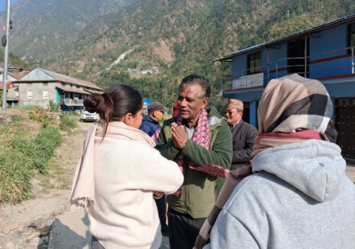 च्याम्राङवेशीका मतदाताको घरदैलोमा नेकपाका उम्मेदवार हुँमागाई