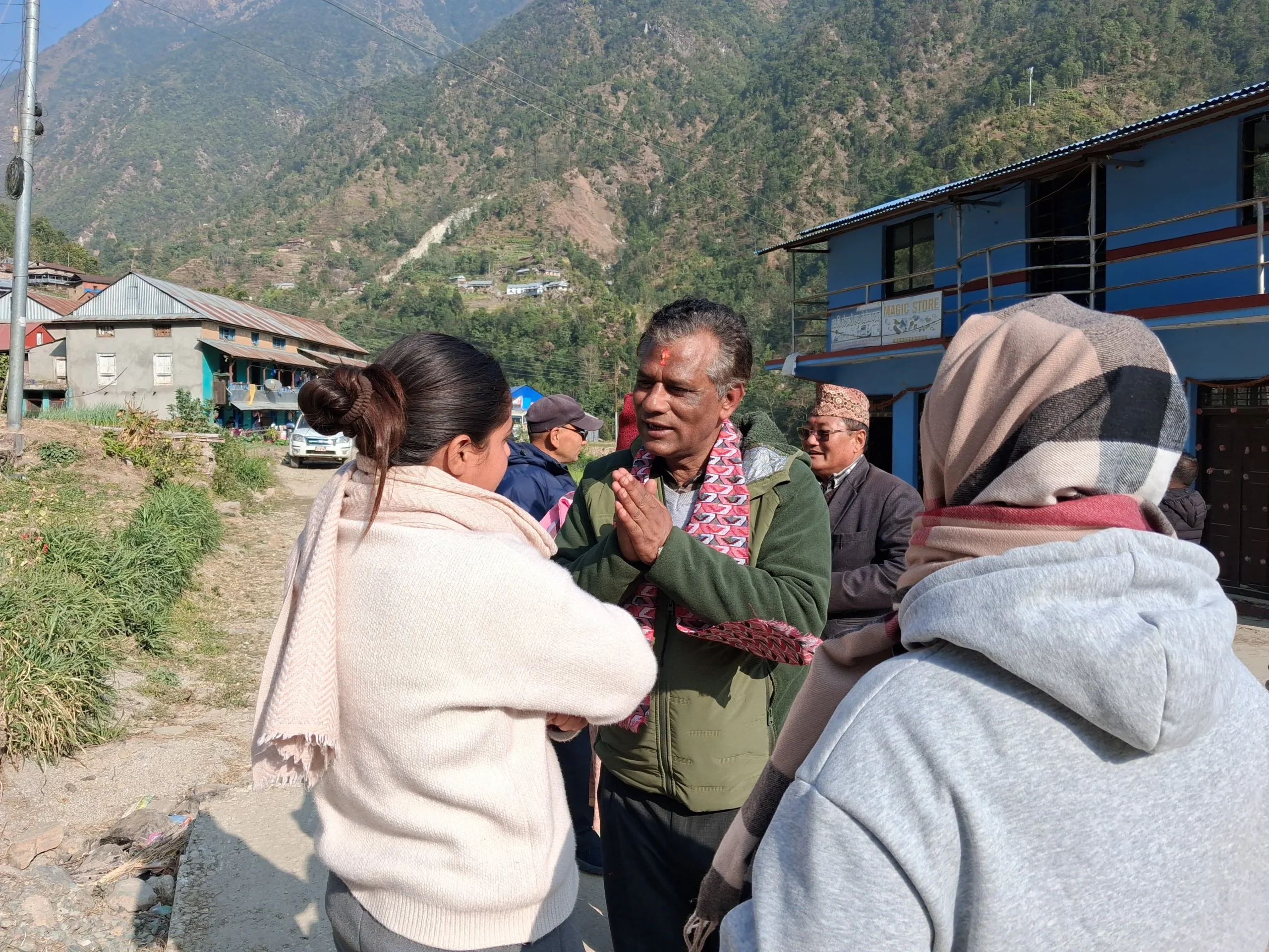 च्याम्राङवेशीका मतदाताको घरदैलोमा नेकपाका उम्मेदवार हुँमागाई