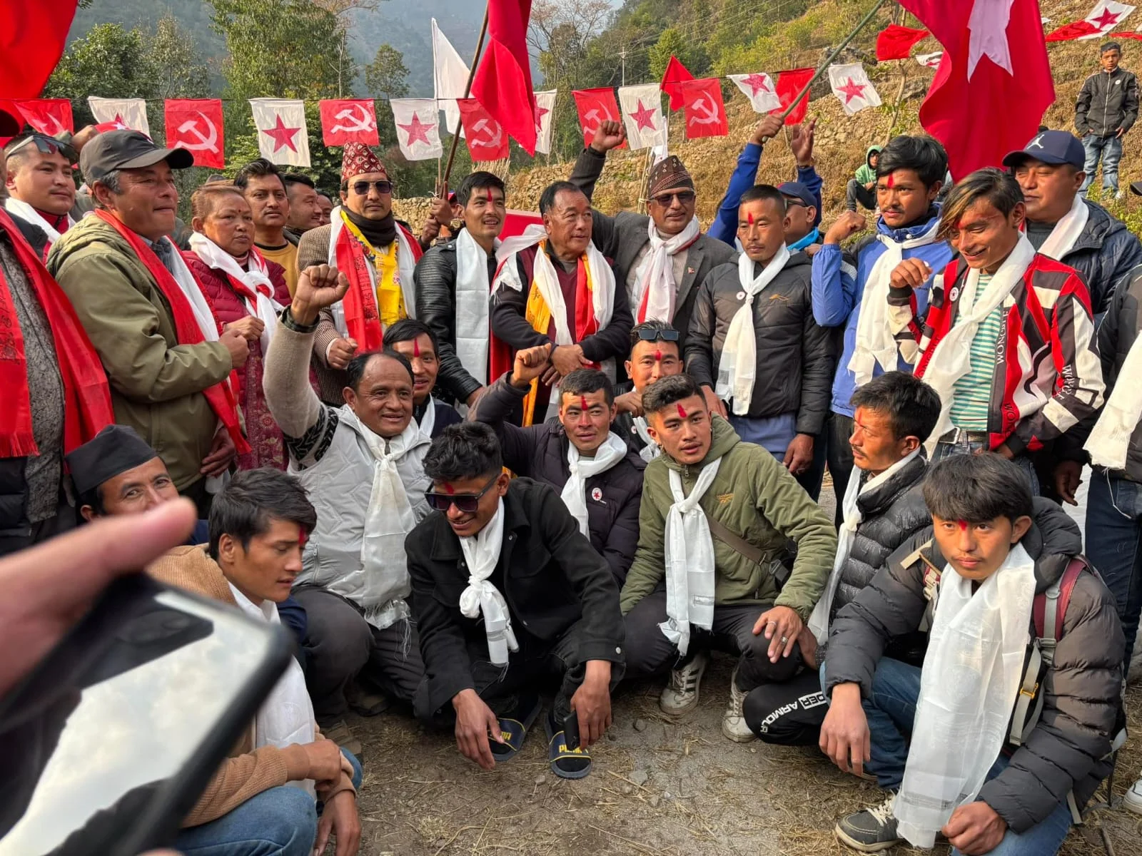 दुप्चेश्वरमा कांग्रेस र एमाले परित्याग गरी सयौं नेता-कार्यकर्ता कम्युनिस्ट पार्टीमा प्रवेश