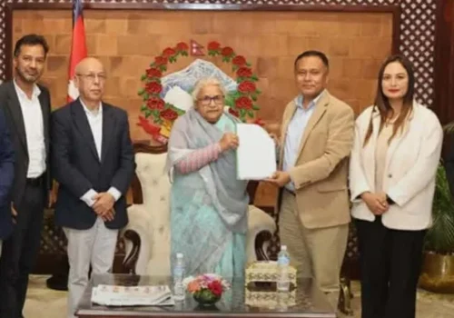 प्रधानमन्त्रीलाई उज्यालो नेपाल पार्टीको तर्फं ज्ञापनपत्र