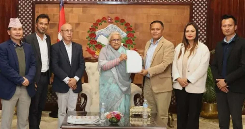 प्रधानमन्त्रीलाई उज्यालो नेपाल पार्टीको तर्फं ज्ञापनपत्र