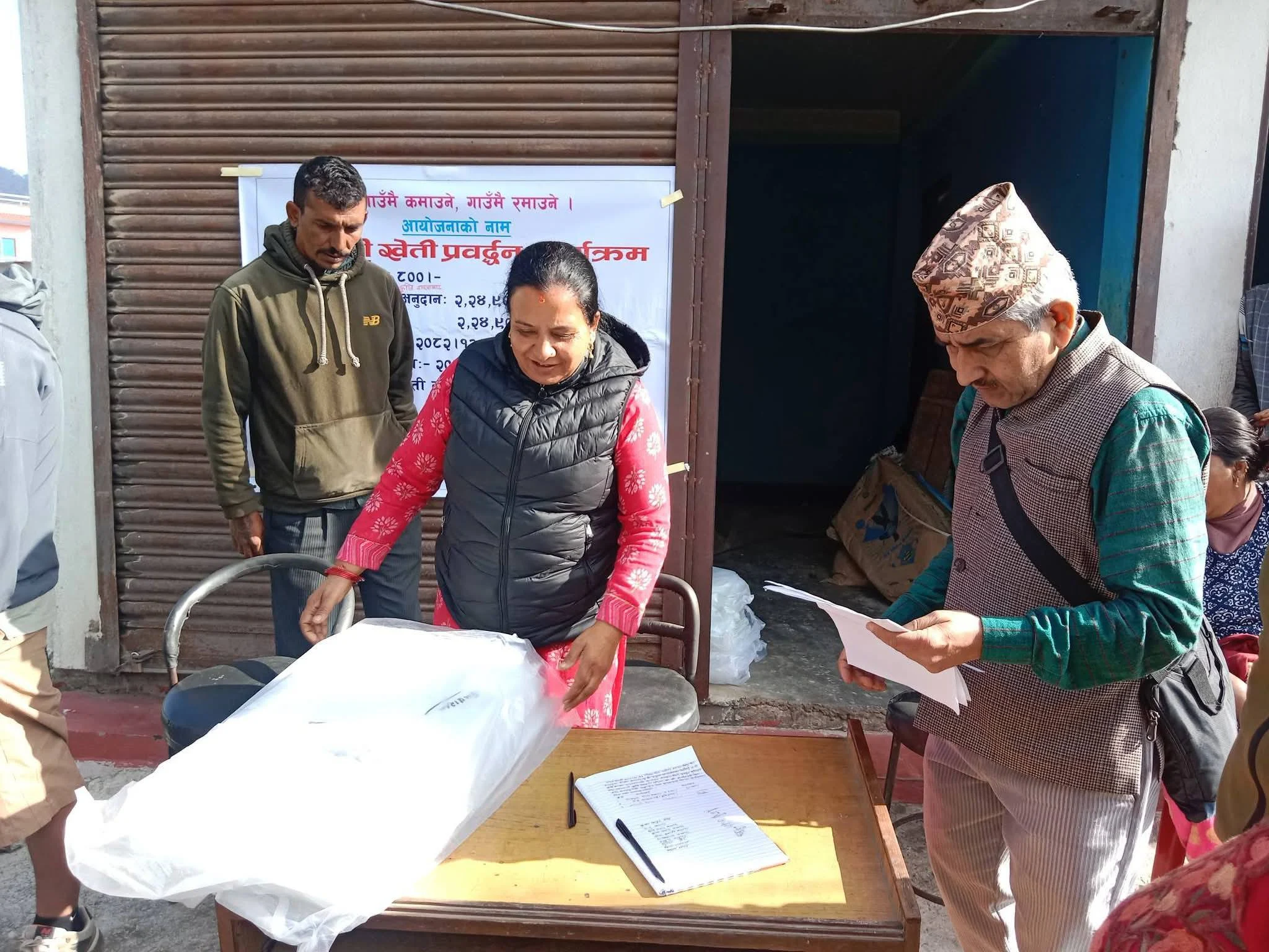 मध्यमार्ग कृषि सहकारीका ३५ सदस्यलाई १३६ प्लाष्टिक टनेल वितरण