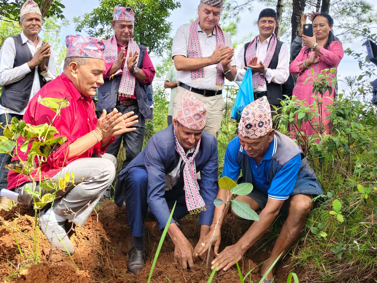 बर–पिपल रोप्दै नेत्रज्योति कृषि सहकारीको १४औँ स्थापना दिवस सम्पन्न