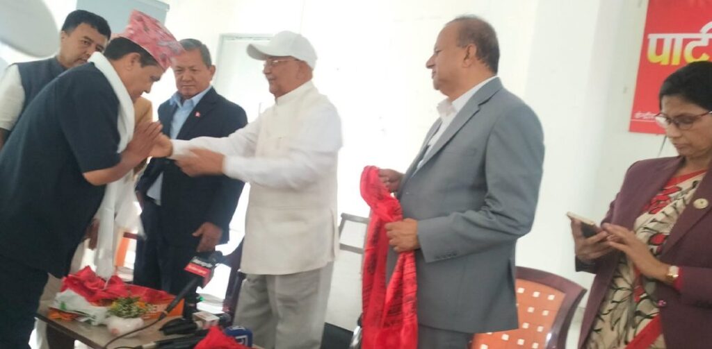 नेकपाका पोलिटब्युरो सदस्य डीबी कार्कीसहित ६ केन्द्रीय सदस्य एमालेमा प्रवेश