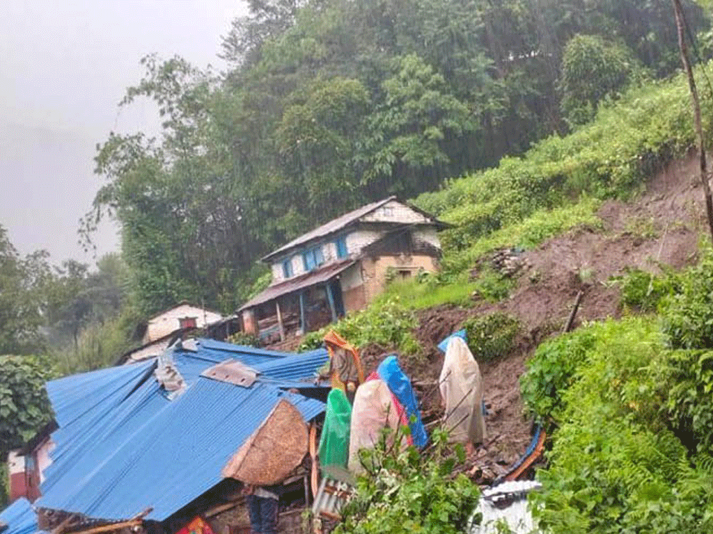 जाजरकोटमा पहिरोको दुःखद घटना: टहरा पुरिँदा एक महिलाको मृत्यु, छोरी र नातिनीको सकुशल उद्धार