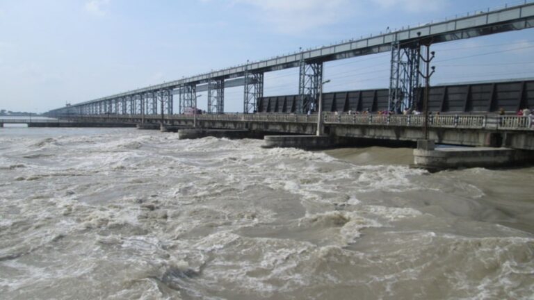 सप्तकोशीमा जलसतह बढेपछि कोशी ब्यारेजका ३१ ढोका खोलिए