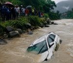 सिन्धुलीमा यात्रुसहितको कार सुनकोशीमा खस्यो