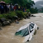 सिन्धुलीमा यात्रुसहितको कार सुनकोशीमा खस्यो
