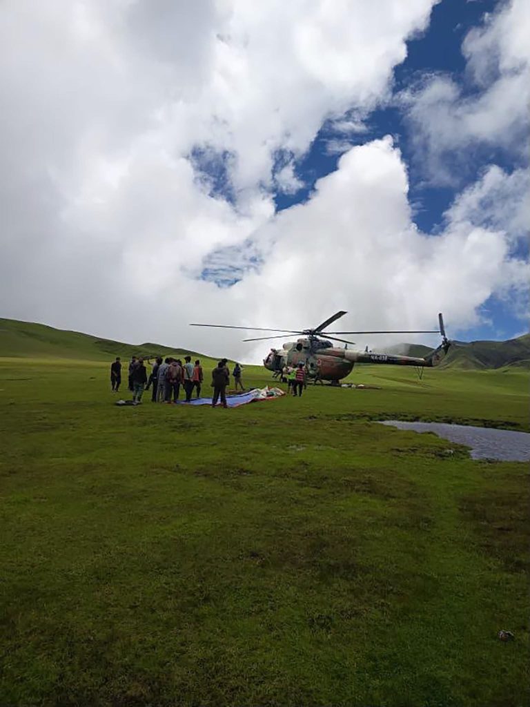 बडीमालिकामा फोर–जी सेवा विस्तारका लागि हेलिकप्टरबाट सञ्चार उपकरण ढुवानी