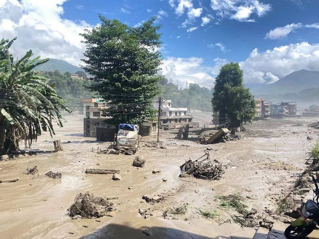 बाढीले विद्युत् क्षेत्रमा ठूलो क्षति: १२ आयोजना बन्द, १९६ कर्मचारी–मजदूर सम्पर्कविहीन