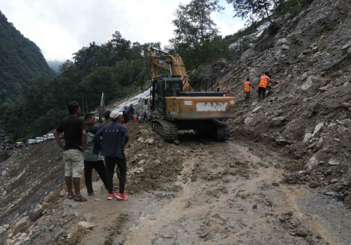पहिरोले तातोपानी नाका अवरुद्ध, आयात–निर्यात ठप्प