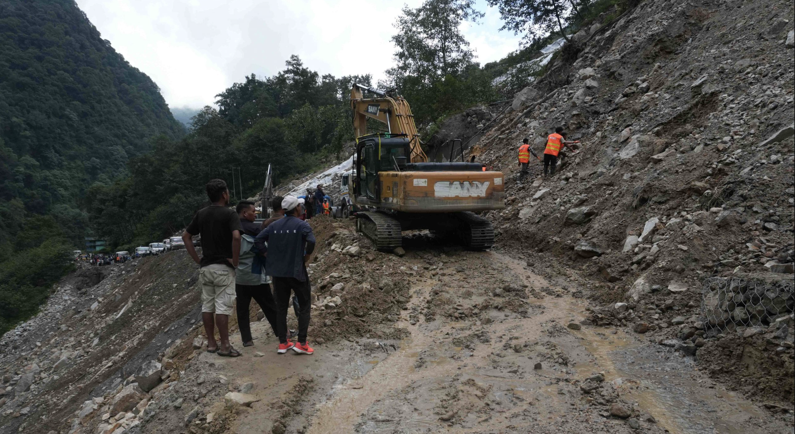 पहिरोले तातोपानी नाका अवरुद्ध, आयात–निर्यात ठप्प