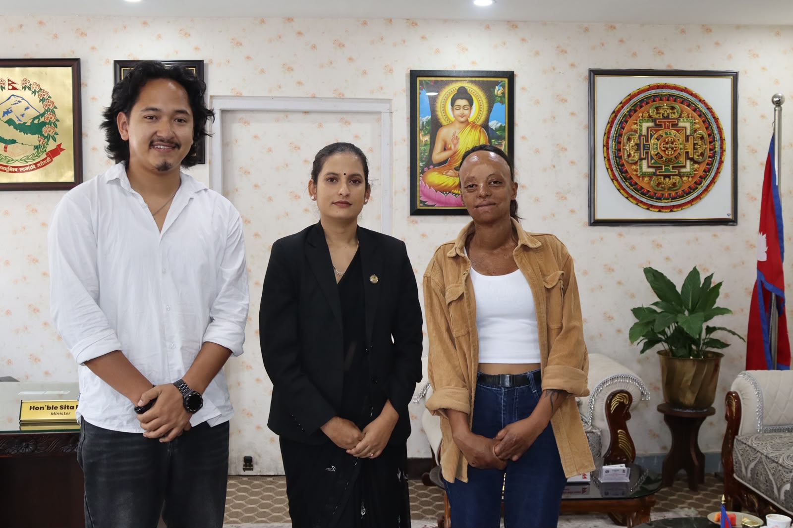 ज्योति महतसँग मन्त्री बादीको भेट, उपचारदेखि आत्मनिर्भरतासम्म सहयोग गर्ने प्रतिबद्धता