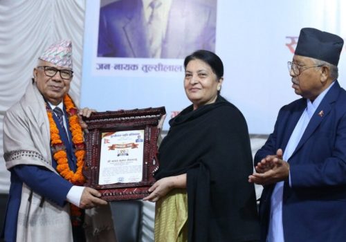 पूर्वराष्ट्रपति भण्डारीद्वारा माधवकुमार नेपाल सम्मानित