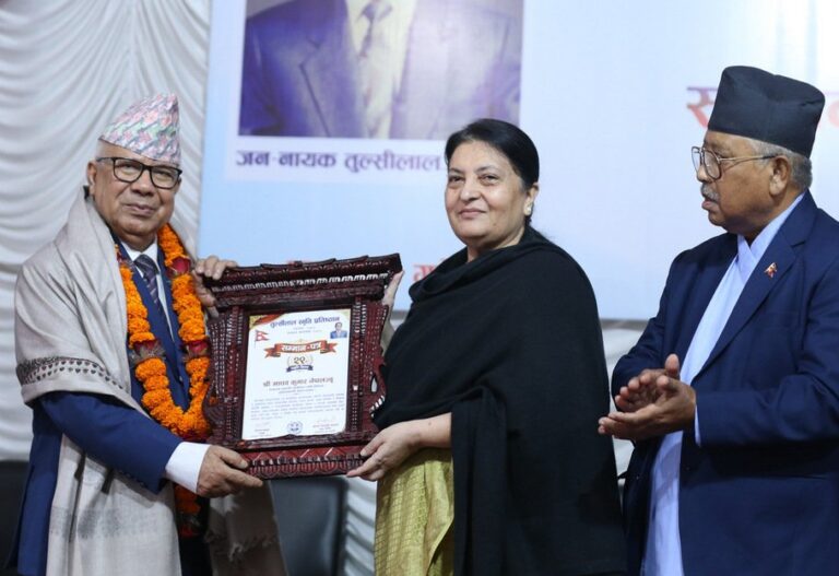 पूर्वराष्ट्रपति भण्डारीद्वारा माधवकुमार नेपाल सम्मानित