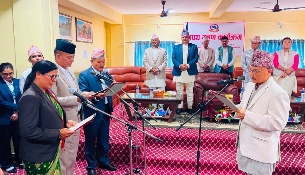 लुम्बिनीमा तीन मन्त्रीले लिए शपथ