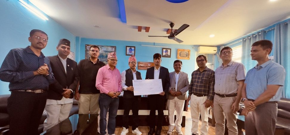 होटल पौवाद्वारा दैवी प्रकोप उद्धार कोषमा ११ लाख सहयोग