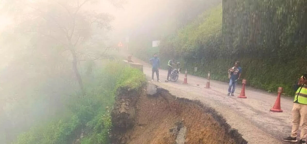 नागढुङ्गा–नौबिसे सडक भासिँदा पृथ्वी राजमार्गमा थप संकट