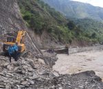 काभ्रेमा सडक भासिँदा नमोबुद्ध जाने बाटो अवरुद्ध, घुमाउनेमा सडक कटानको जोखिम