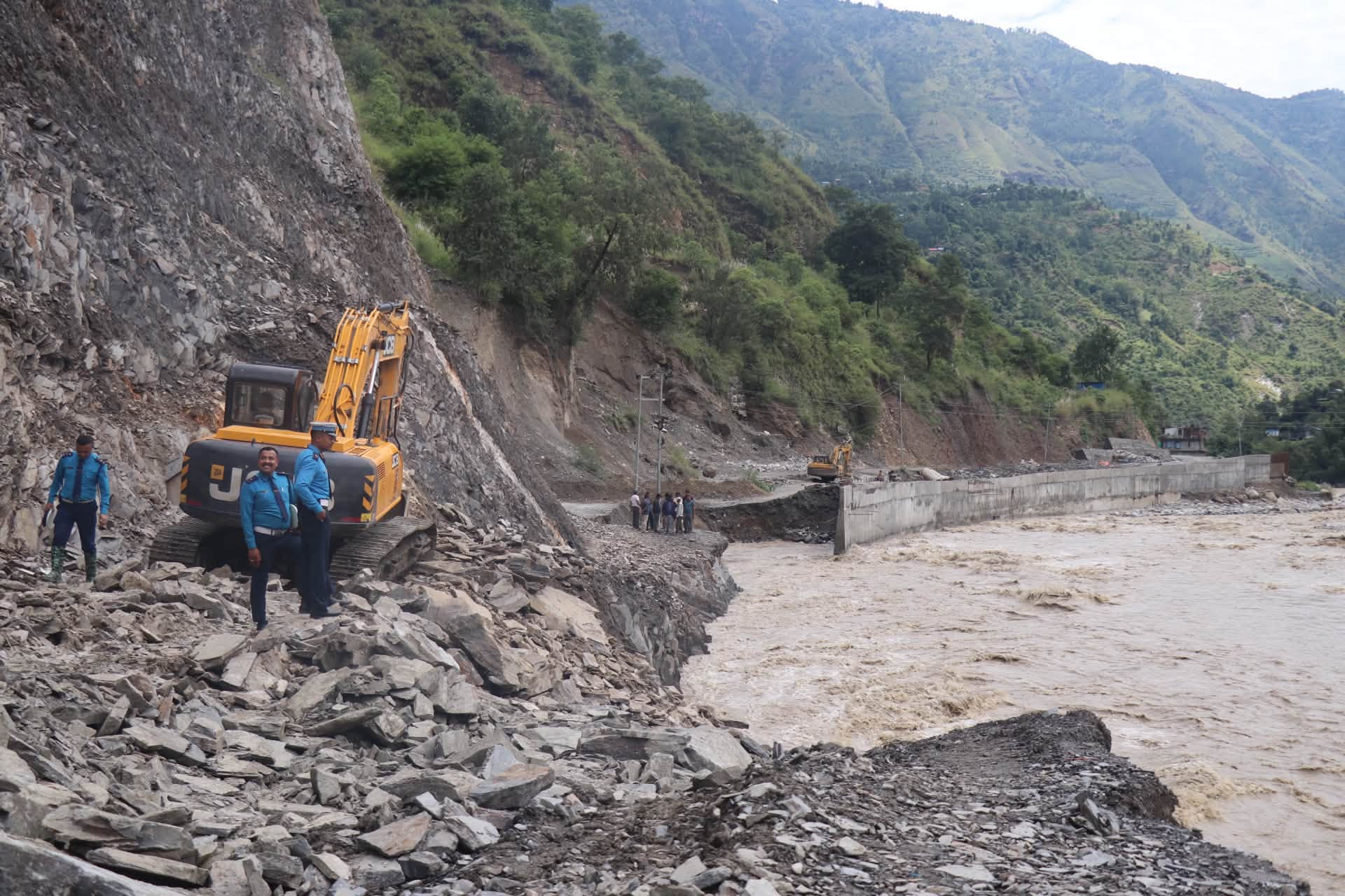 काभ्रेमा सडक भासिँदा नमोबुद्ध जाने बाटो अवरुद्ध, घुमाउनेमा सडक कटानको जोखिम