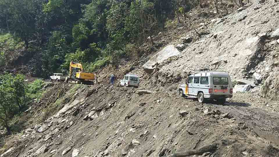म्याग्दीमा पहिरोले सडक बगाउँदा दुई वडाका बासिन्दा प्रभावित