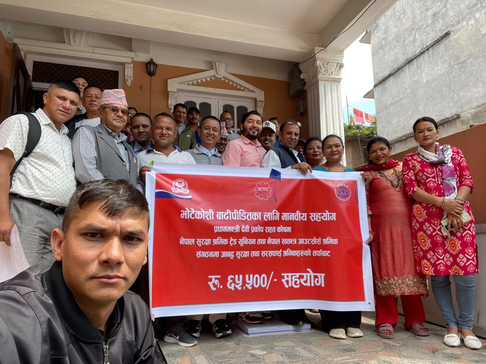भोटेकोशी बाढीपीडितका लागि सुरक्षा तथा आउटसोर्स श्रमिकद्वारा ६५ हजार ५ सय सहयोग