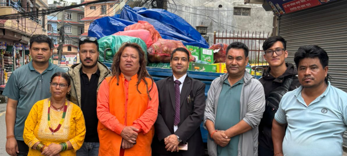 बाढीले घरबार उजाडेपछि नुवाकोट पुगे शिव शक्ति बाबा, १ लाख ८० हजारको राहत वितरण