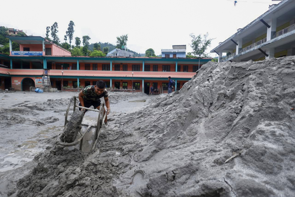 बाढी प्रभावित क्षेत्रमा राहत सामग्रीका साथ बागमती सरकार