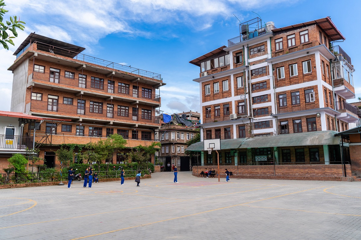 बाढीपीडितका लागि एभरेस्ट स्कुल परिवारद्वारा ९ लाख ५ हजार रुपैयाँ सहयोग