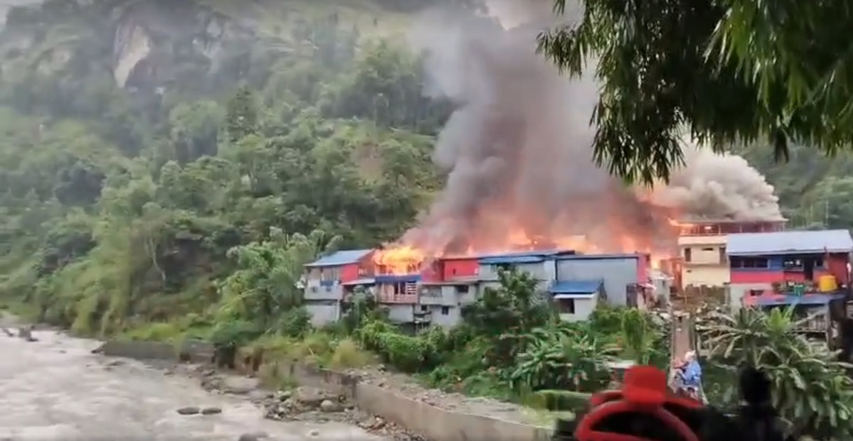 ताप्लेजुङको दोभान बजारमा भीषण आगलागी, करिब १० घर जले