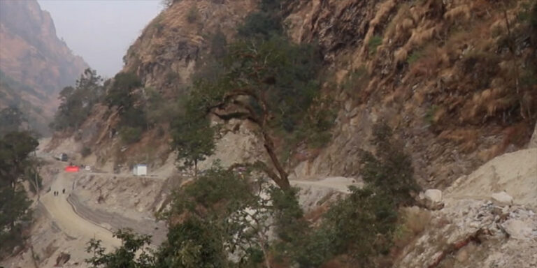 रसुवा जाने–आउने सवारीमा अस्थायी एकतर्फी सवारी सञ्चालन