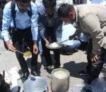 ग्यास अभावविरुद्ध विद्यार्थीको प्रतीकात्मक विरोध, दाउरा बालेर पकाए भात