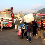 दसैँ मनाएर काठमाडौँ फर्किनेको चाप बढ्यो, सडक र बसपार्कमा यात्रुको भीड