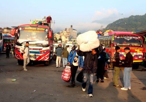 दसैँ मनाएर काठमाडौँ फर्किनेको चाप बढ्यो, सडक र बसपार्कमा यात्रुको भीड