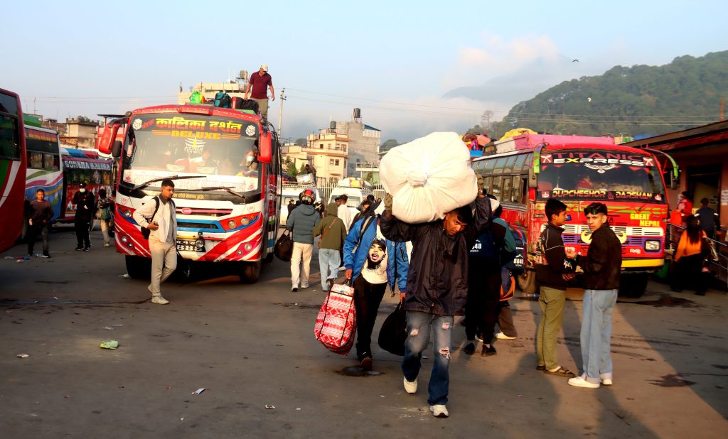 दसैँ मनाएर काठमाडौँ फर्किनेको चाप बढ्यो, सडक र बसपार्कमा यात्रुको भीड